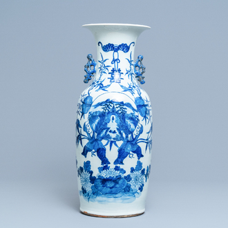 Een Chinese blauw-witte vaas met de Hoho broers, 19e eeuw