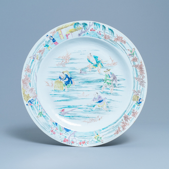 Een grote Chinese famille rose schotel met vissers, Yongzheng/Qianlong