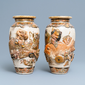 Twee Japanse Satsuma vazen met reliëfdecor, Meiji, 19e eeuw