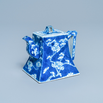 Een Chinese blauw-witte theepot naar Yixing steengoed model, 19e eeuw