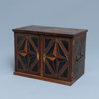 Un cabinet de table en marqueterie de bois et os, Pays-Bas, 17ème