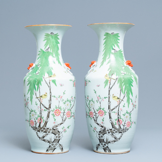 Een paar Chinese famille rose vazen met vogels bij bloesemtakken, 19/20e eeuw