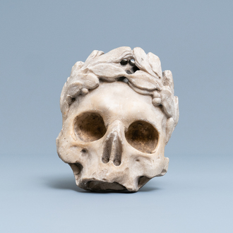 Een marmeren fragment van een memento mori, wellicht Vlaanderen, 16e eeuw