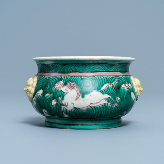 Een Chinese verte biscuit wierookbrander met paarden, Kangxi