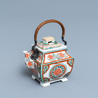 Een Chinese famille verte theepot met deksel, Kangxi