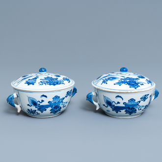 Een paar Chinese blauw-witte dekselkommen met antiquiteiten, Kangxi