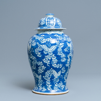 Een Chinese blauw-witte dekselvaas met vlinders, 19e eeuw