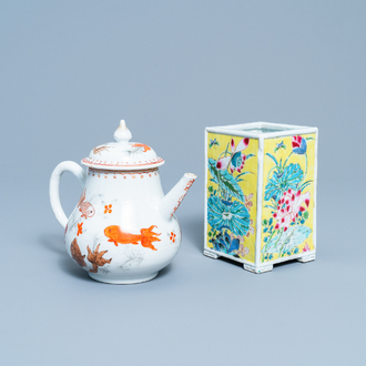 Een Chinese famille rose penselenbeker en een ijzerrode en vergulde theepot, Yongzheng/Qianlong