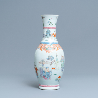 Een Chinese famille rose vaas met scènes uit 'Jing Zhang Bao Guo', Qianlong merk, 19/20e eeuw