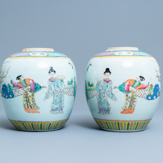 Een paar Chinese famille rose potten met verhalend decor, 19/20e eeuw