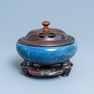 Een Chinese monochrome blauwe wierookbrander met onderglazuur floraal decor, Ming