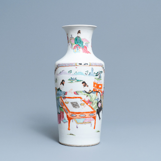 Een Chinese famille rose vaas met dames die go spelen, Yongzheng