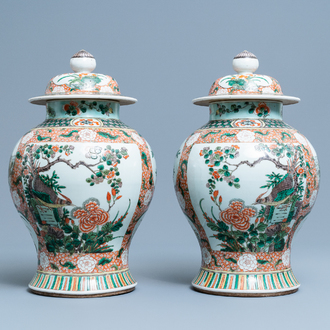 Een paar Chinese famille verte dekselvazen, Kangxi merk, 19e eeuw