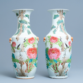 Een paar Chinese qianjiang cai vazen met kraanvogels bij lotusbloemen, 19/20e eeuw