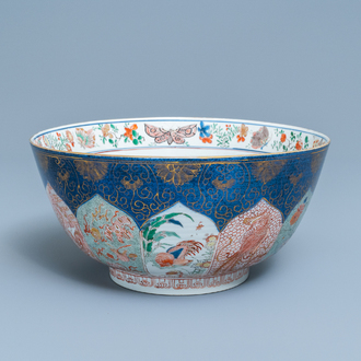 Een Chinese verte-Imari kom met poederblauwe fondkleur, Kangxi