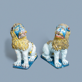 Een paar monumentale modellen van leeuwen in polychroom aardewerk uit Rouen, Frankrijk, 18e eeuw