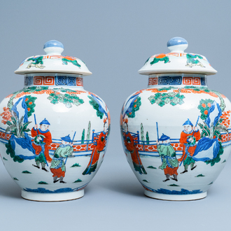 Een paar Chinese wucai dekselvazen, Kangxi merk, 19e eeuw