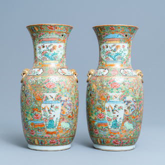 Een paar Chinese Canton famille rose vazen met decor van antiquiteiten, 19e eeuw