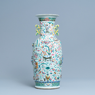 Een Chinese famille rose vaas met reliëfdecor van antiquiteiten, 19e eeuw