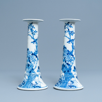 Een paar grote Chinese blauw-witte kandelaars, 19e eeuw