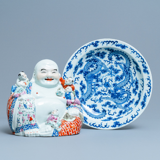 Een Chinese blauw-witte 'draken' schotel en een famille rose figuur van Boeddha, 19e eeuw