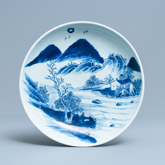 Een Chinese blauw-witte schotel met een visser aan de oever, Yongzheng
