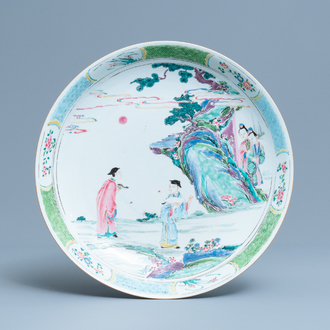 Een Chinese famille rose schotel met figuren in een landschap, Yongzheng