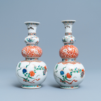Een paar Chinese famille verte kalebasvazen, Kangxi