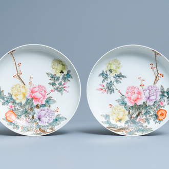 Een paar Chinese famille rose schotels met floraal decor, Qianlong merk, Republiek