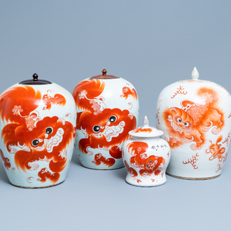 Vier Chinese vazen met ijzerrood decor van boeddhistische leeuwen, 19/20e eeuw