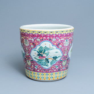 Een Chinese famille rose jardinière met landschapsmedaillons, 19e eeuw