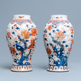 Een paar Chinese Imari-stijl vazen met fazanten, Kangxi