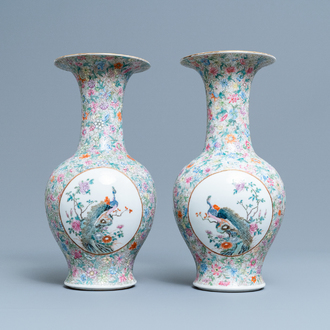 Een paar Chinese famille rose 'millefleurs' vazen, Qianlong merk, Republiek