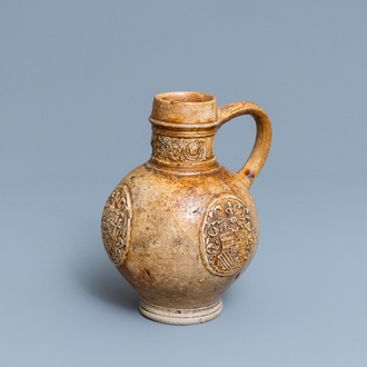Een steengoed kruik met drie wapenmedaillons, Raeren, ca. 1600