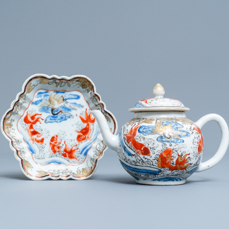 Een Chinese theepot op pattipan met karpers en een kraanvogel, Yongzheng