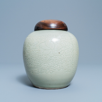 Een Chinese monochrome celadon pot met onderglazuur lotusdecor, Kangxi