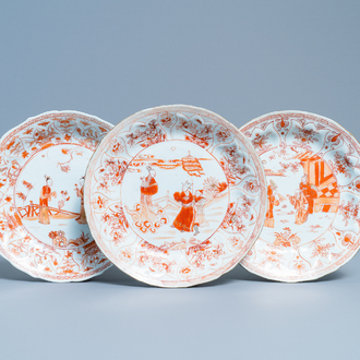 Drie Chinese borden met ijzerrood en verguld 'melk en bloed' decor, Kangxi