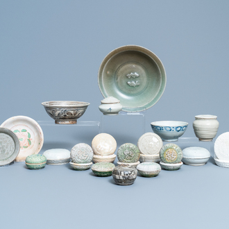 Een gevarieerde collectie Chinees porselein en aardewerk, Song en later