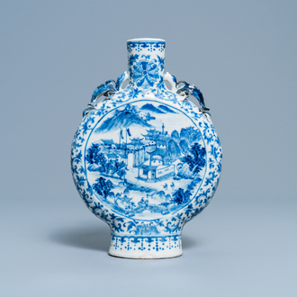 Een Chinese blauw-witte moon flask vaas met landschapsmedaillons, 19e eeuw