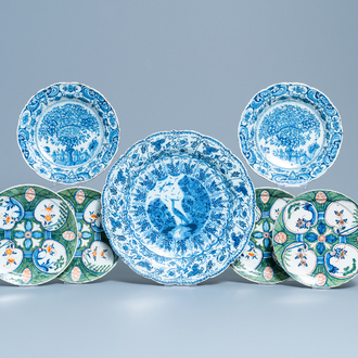 Zes polychrome en blauw-witte Delftse borden en een schotel, 18e eeuw