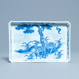 Een Chinese rechthoekige blauw-witte schotel met herten, Qianlong/Jiaqing