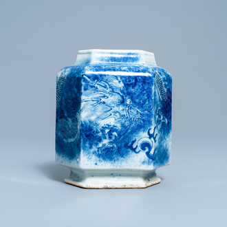 Een Chinese hexagonale blauw-witte 'draken' vaas, 19e eeuw
