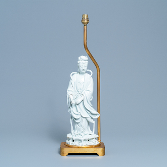 Een Chinese blanc de Chine figuur van Guanyin op verguld bronzen lampvoet, 19/20e eeuw