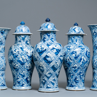 Een groot Chinees blauw-wit vijfdelig kaststel met landschappen en florale panelen, Kangxi