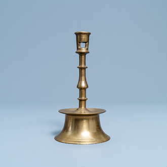 Un bougeoir en bronze, Flandres ou Pays-Bas, 16ème