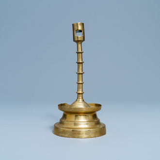 Un bougeoir en bronze, Flandres ou Pays-Bas, 15ème