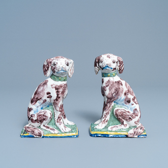 Een paar polychrome Delftse spaarpotten in de vorm van honden, 18e eeuw