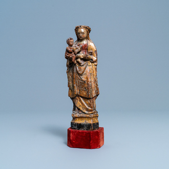 Een polychrome houten figuur van de Madonna met kind, een zgn. 'Mechels popje', 16e eeuw