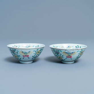 Een paar Chinese famille rose 'rijstkorrel' kommen met vlinders, Qianlong merk, 18/19e eeuw