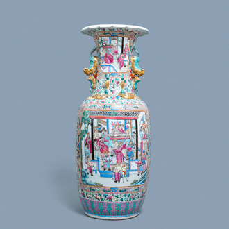 Een grote Chinese famille rose vaas met een hof- en een strijdscène, 19e eeuw